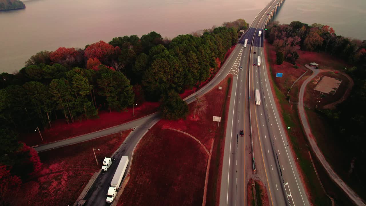 黄昏时分田纳西大桥上的卡车。鸟瞰图视频素材