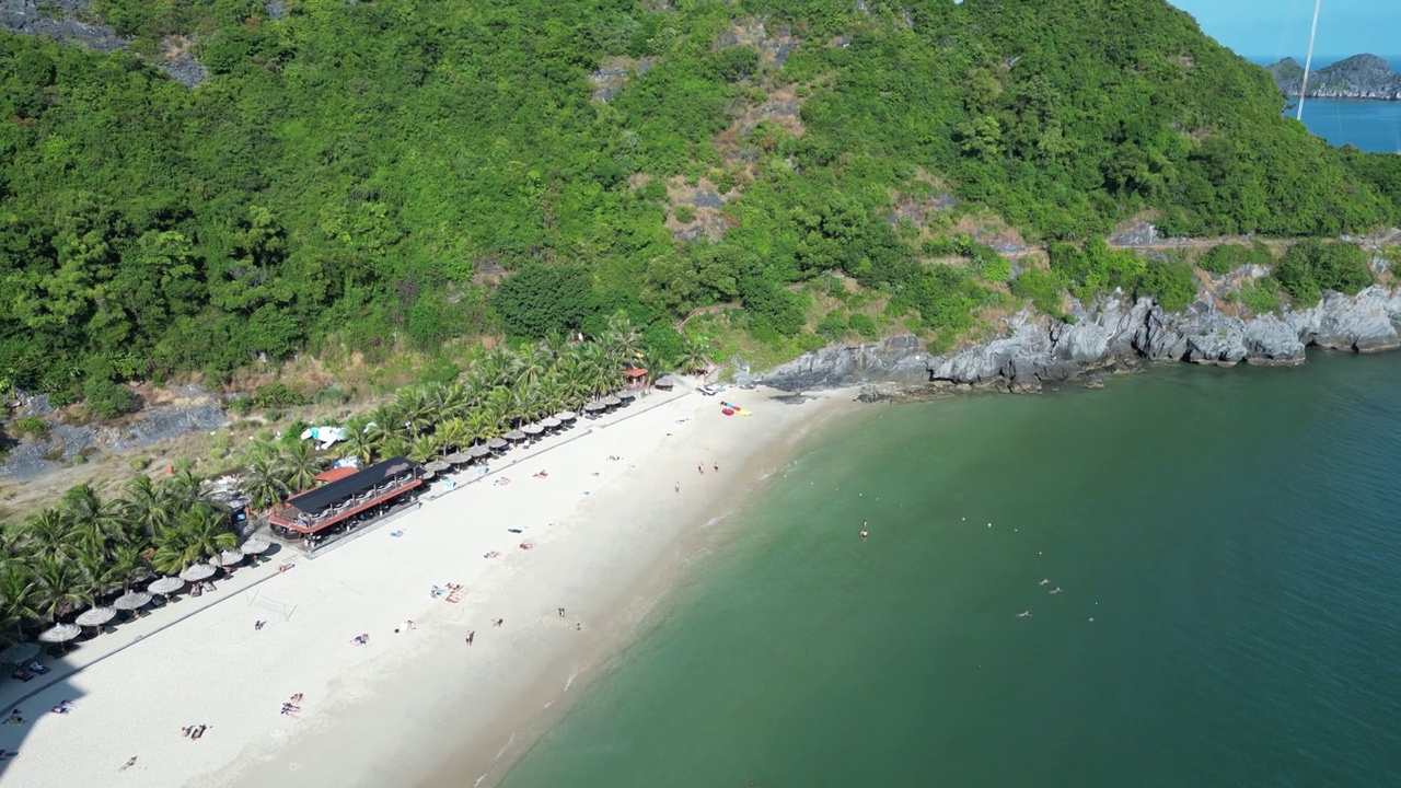 在越南海防，海防，海防的Cat Co 3海滩的旅游胜地的高无人机镜头视频素材