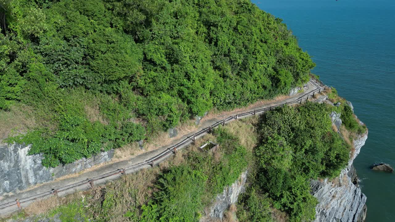 在越南海防的一个阳光明媚的日子里，无人机拍摄了兰下湾悬崖上的岩石小径视频素材