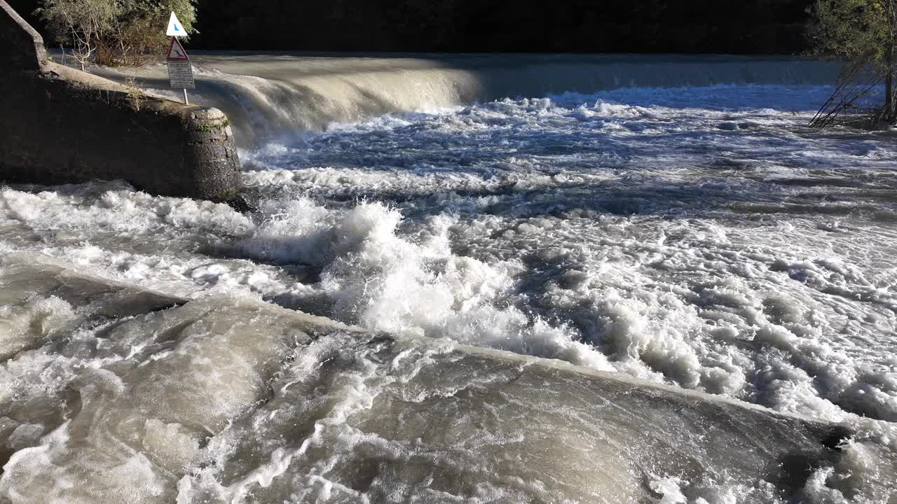 河水从屏障流向较低的地方。人们正在修建堰，通过控制河水流速来减少风暴期间的侵蚀。暴雨过后塞里奥河被洪水淹没视频下载