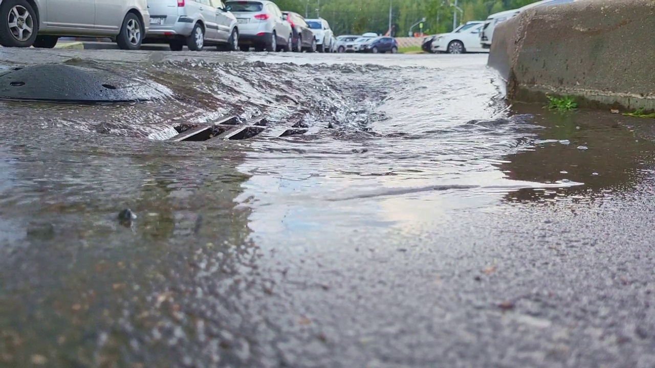 街道上的水管破裂，路上停满了汽车，水流湍急视频素材