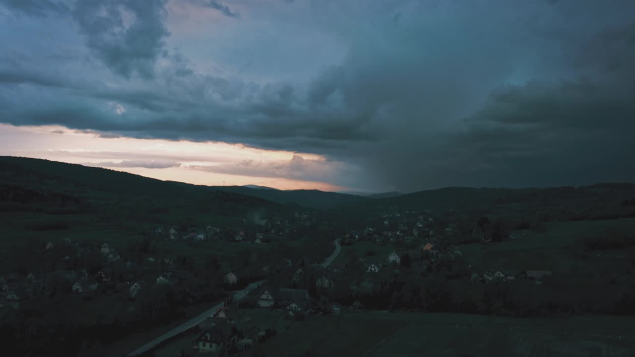 无人机拍摄的乡村雷暴画面。电影景观天气视频。晚上。自然背景。乌云和闪电。视频素材