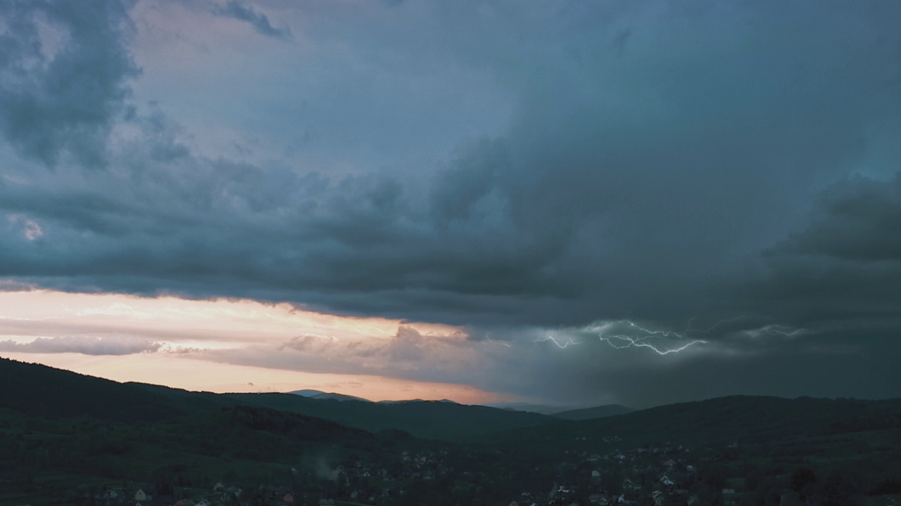 无人机拍摄的乡村雷暴画面。电影景观天气视频。晚上。自然背景。乌云和闪电。视频素材