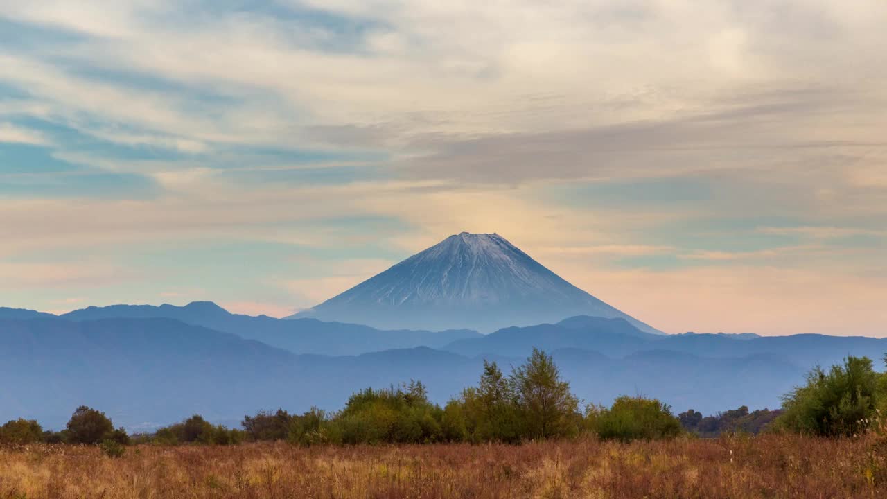 夜间富士山云流的时间变化，从崎市的镰西河床视频素材