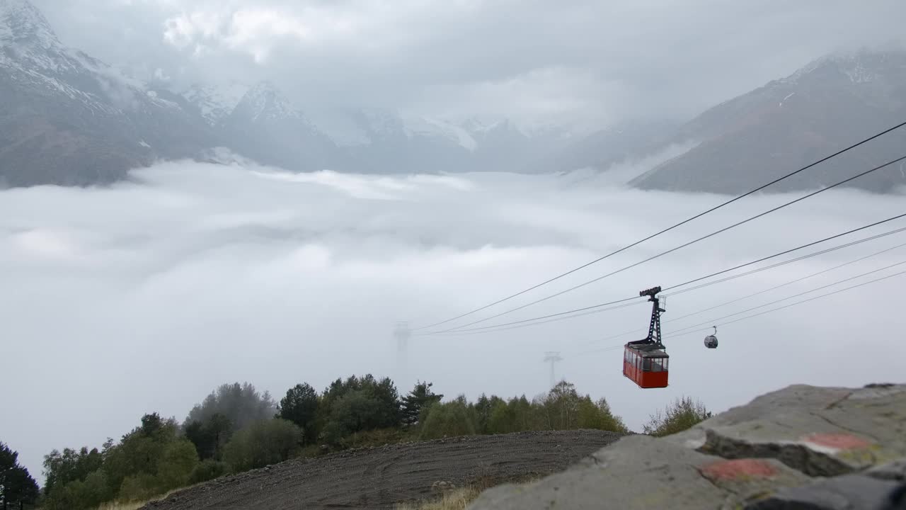 美丽的山景和厚厚的云层。有创造力。多岩石的雪山峰顶有多云。秋天雪山上的低积云视频素材