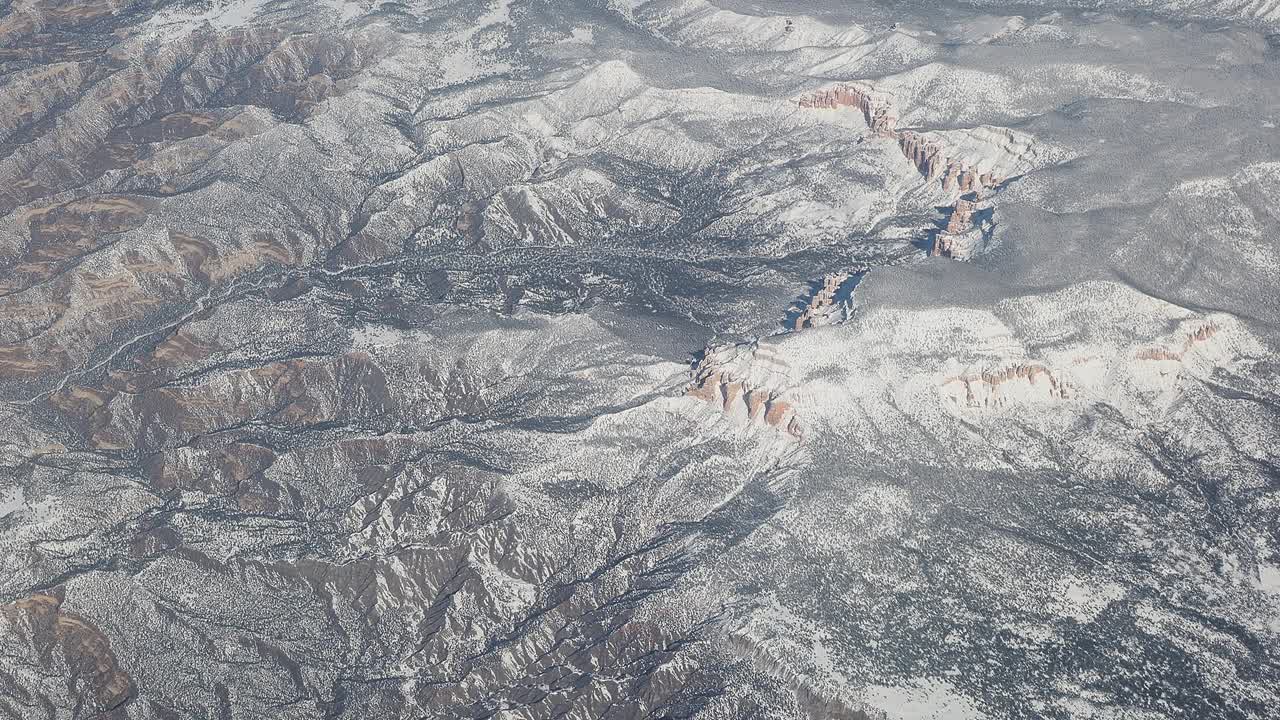 冬季在北美上空飞行。飞机窗外的风景视频素材