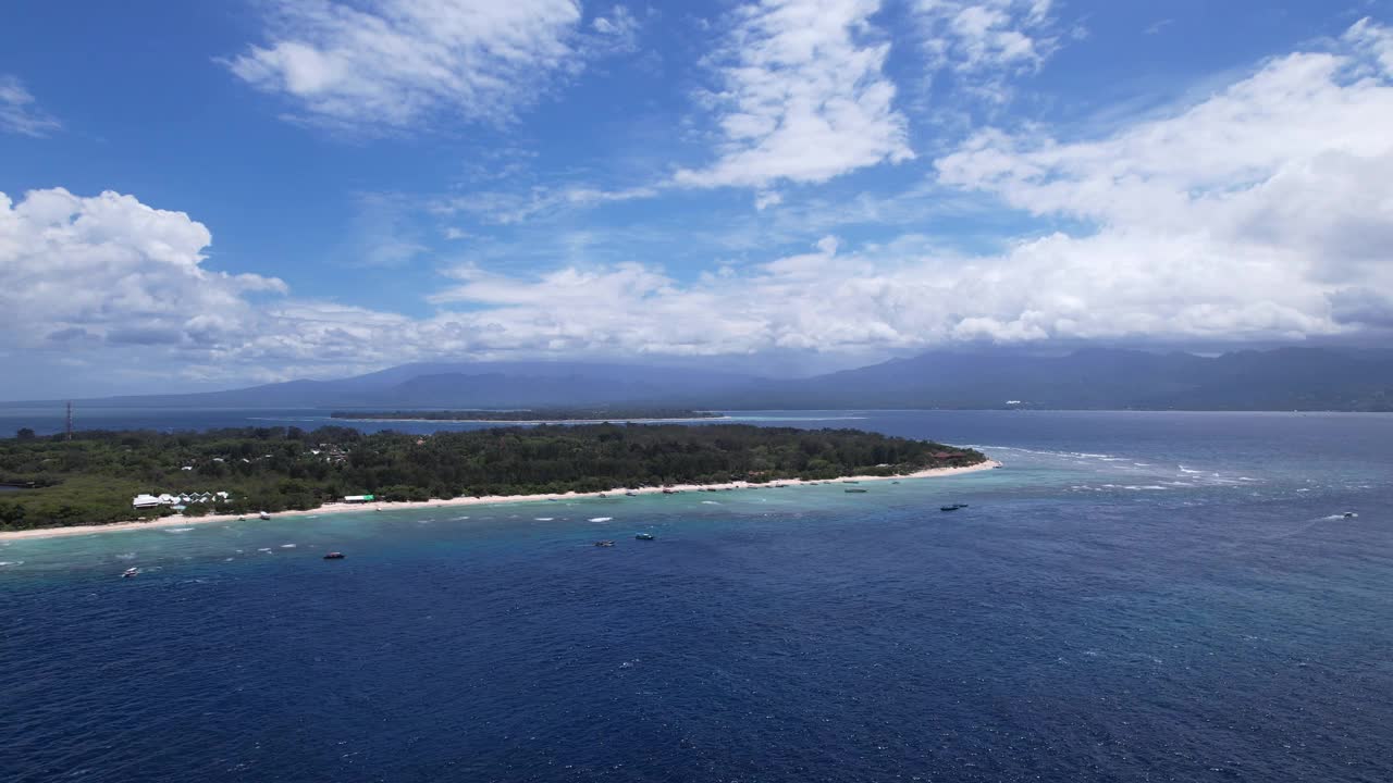 龙目岛的Gili Meno和Gili Air鸟瞰图，摄像机从印度尼西亚巴厘岛的Gili Trawangan移动。无人机在夏季阳光明媚的白天接近吉里梅诺热带岛屿。宁静度假概念。视频素材