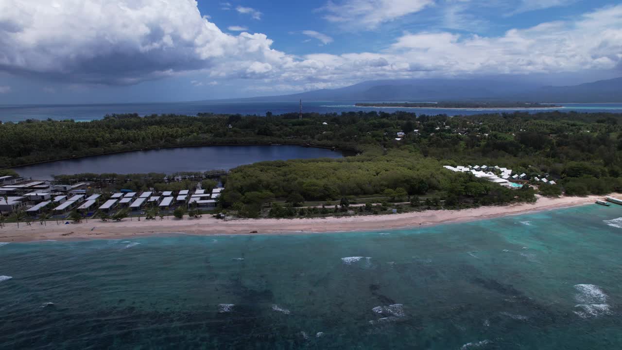 鸟瞰印尼巴厘岛龙目岛的Gili Meno和Gili Air。无人机在夏季阳光明媚的白天沿着热带岛屿移动。宁静度假概念。视频素材