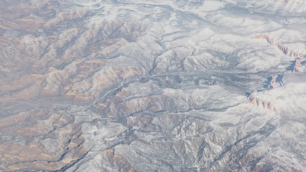 冬季在北美上空飞行。飞机窗外的风景视频素材