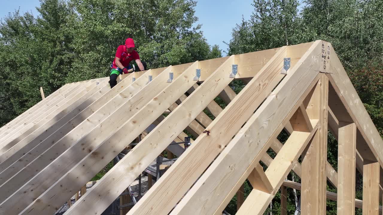 屋顶骨架框架建筑由建筑承包商视频素材