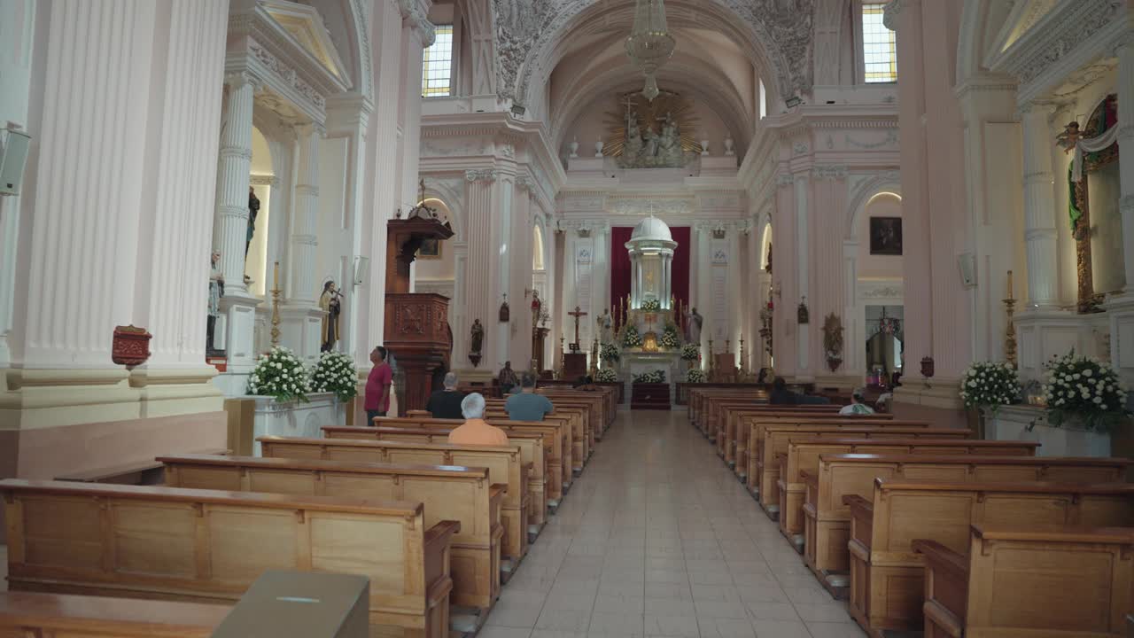 在罗马天主教圣母升天大教堂内Basílica de la Asunción de María Santísima墨西哥瓜达拉哈拉墨西哥教堂视频素材