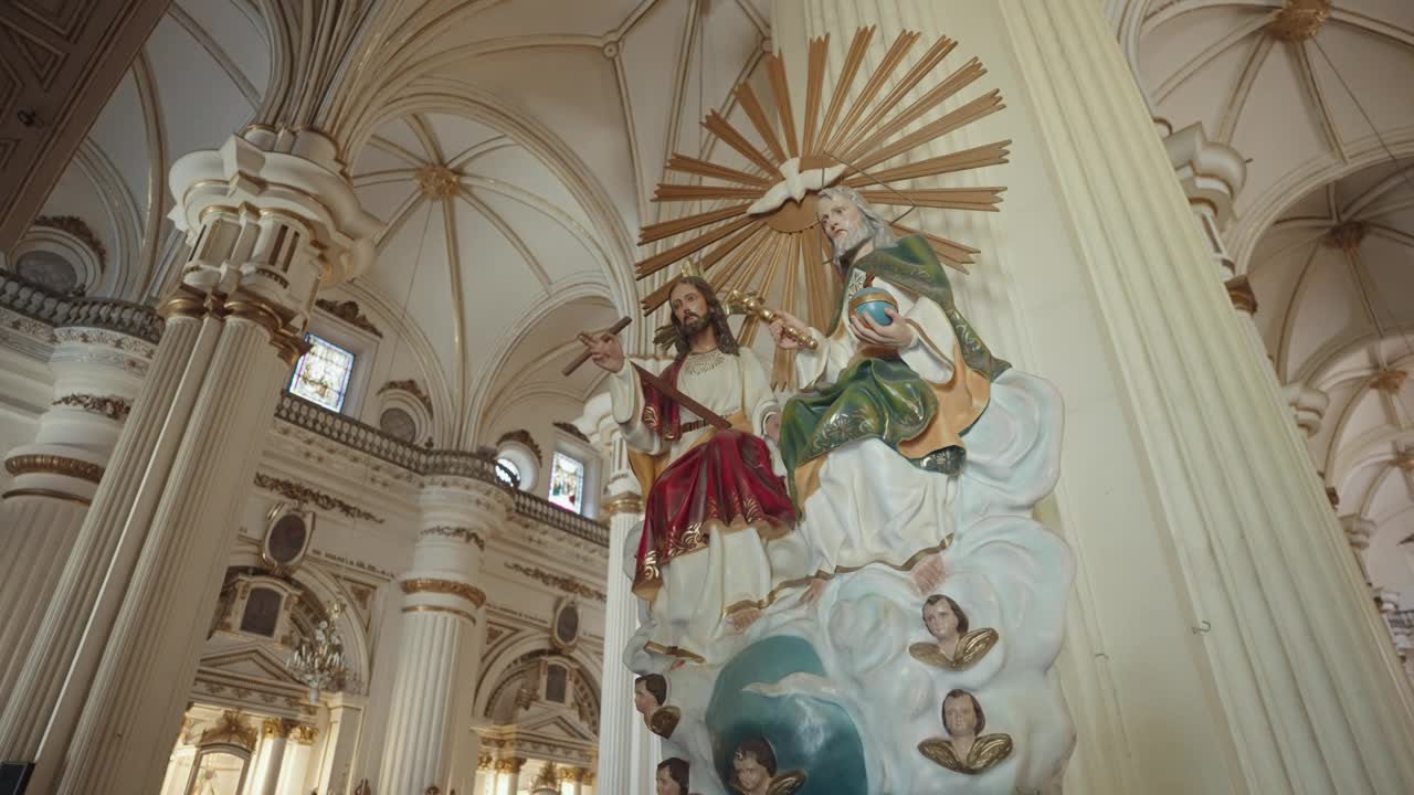 在罗马天主教圣母升天大教堂内Basílica de la Asunción de María Santísima墨西哥瓜达拉哈拉墨西哥教堂视频素材