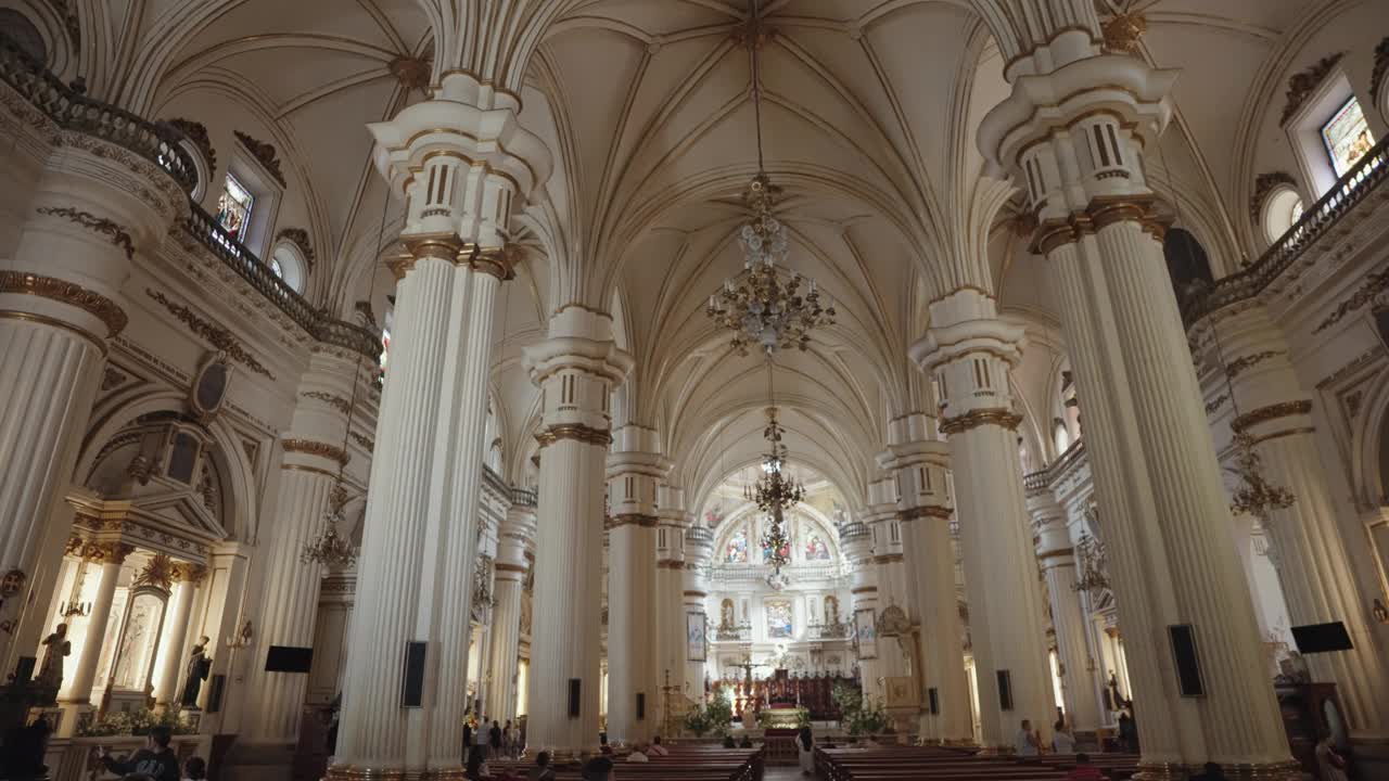 在罗马天主教圣母升天大教堂内Basílica de la Asunción de María Santísima墨西哥瓜达拉哈拉墨西哥教堂视频素材