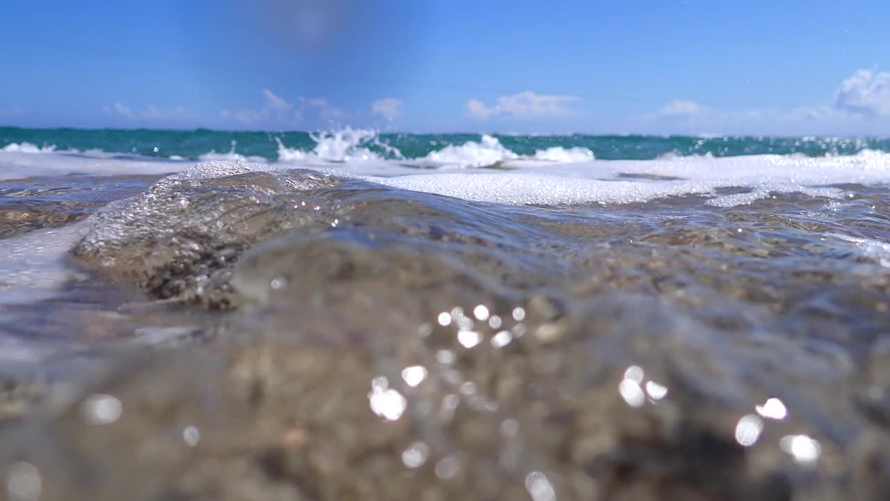 海水在水面上流动，然后在水下观看视频素材