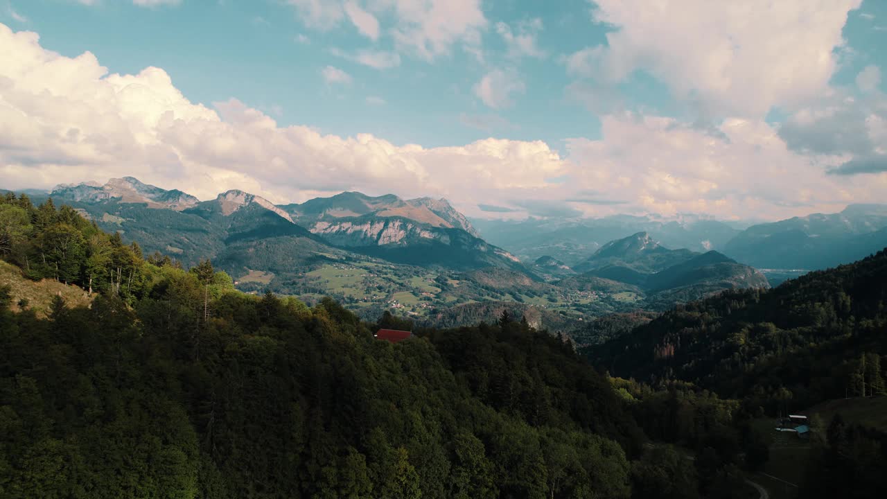 无人机拍摄的山腰村庄山顶上的房屋，背景是石灰岩山脉视频素材