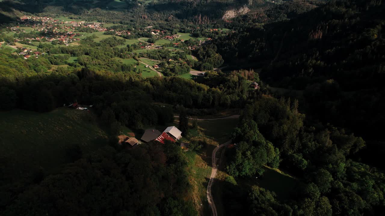 无人机拍摄的山腰村庄的房屋，背景是石灰岩山脉视频素材