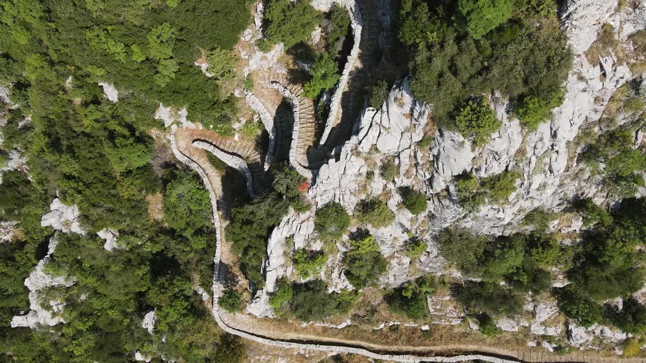 俯瞰维科斯峡谷和平都斯山脉的Vradeto台阶，扎戈里，伊庇鲁斯，希腊视频素材