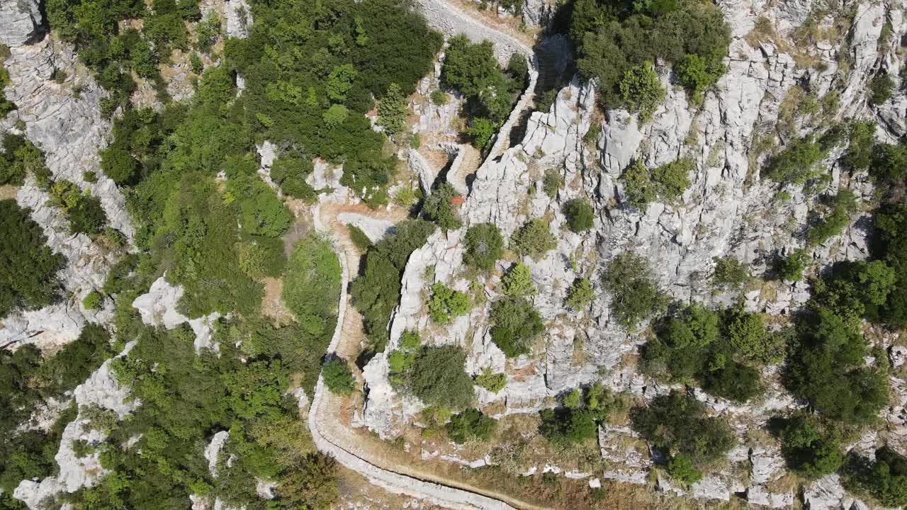 俯瞰维科斯峡谷和平都斯山脉的Vradeto台阶，扎戈里，伊庇鲁斯，希腊视频素材