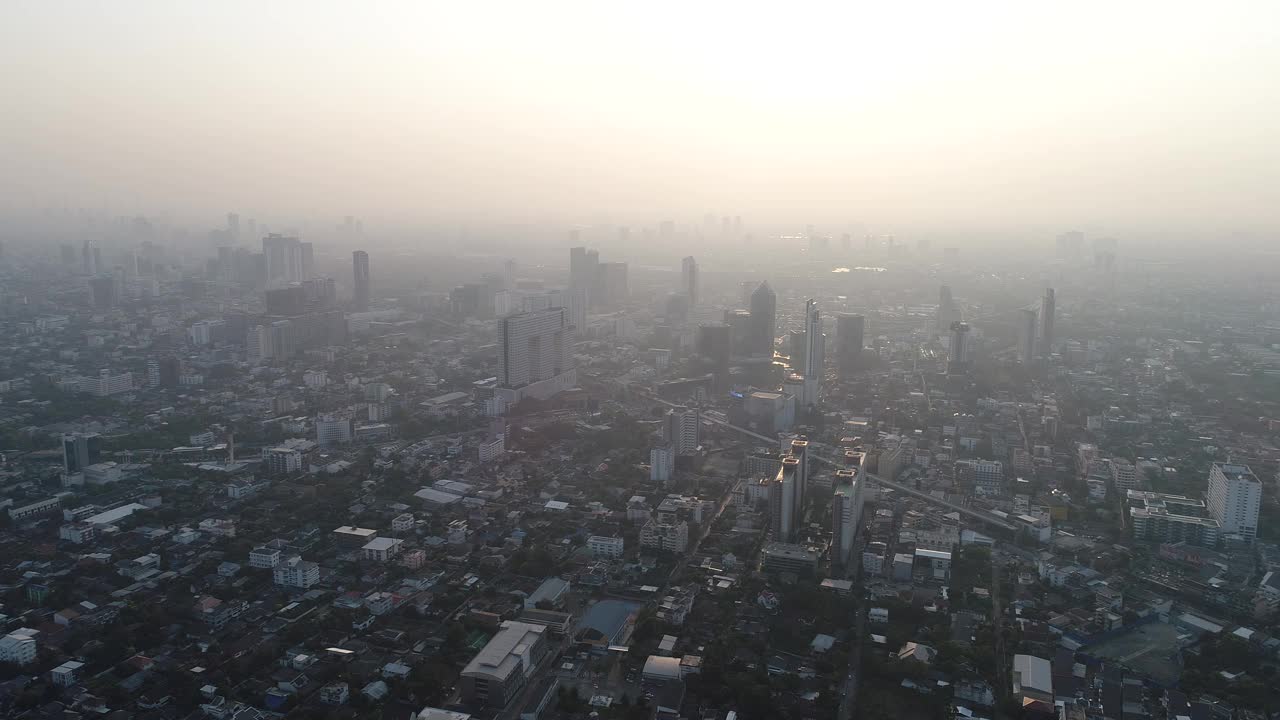 鸟瞰清晨日出的曼谷市内办公大楼与交通道路视频素材