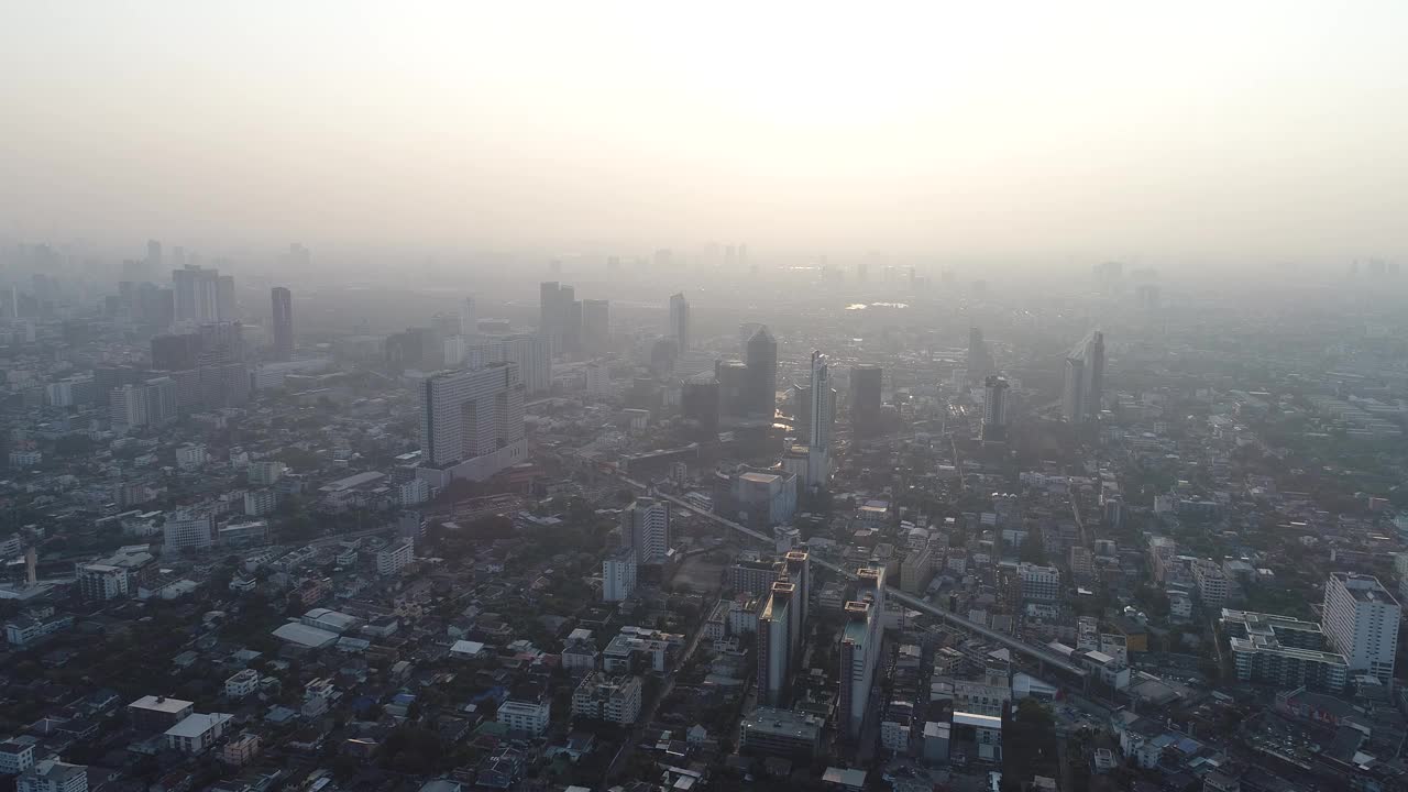 鸟瞰清晨日出的曼谷市内办公大楼与交通道路视频素材