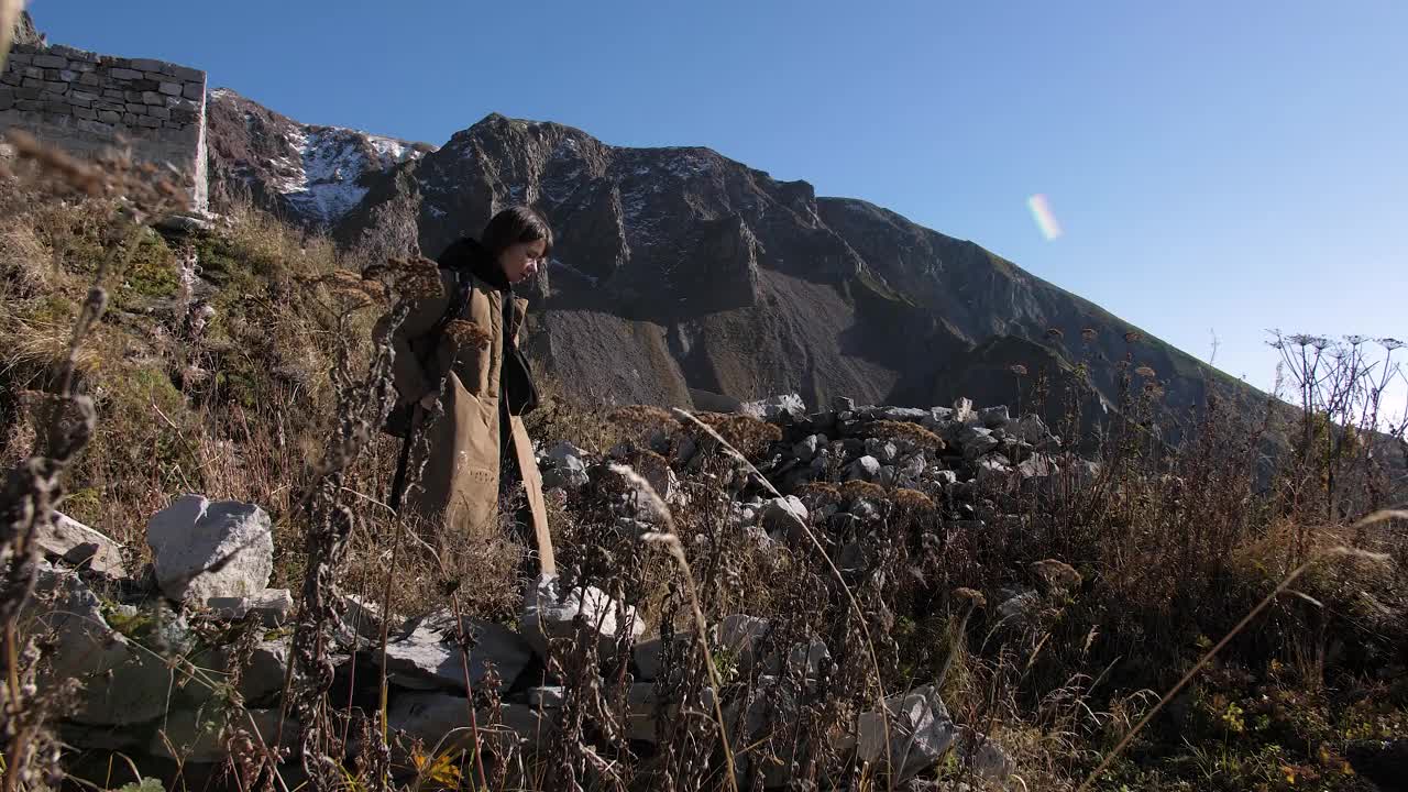 一个女孩旅行者在一个美丽的地方穿过群山视频下载