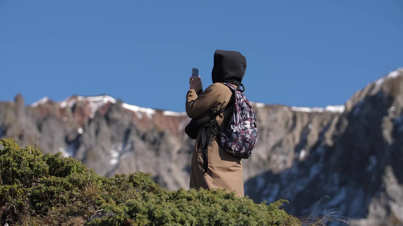 一个女旅行者欣赏山视频下载