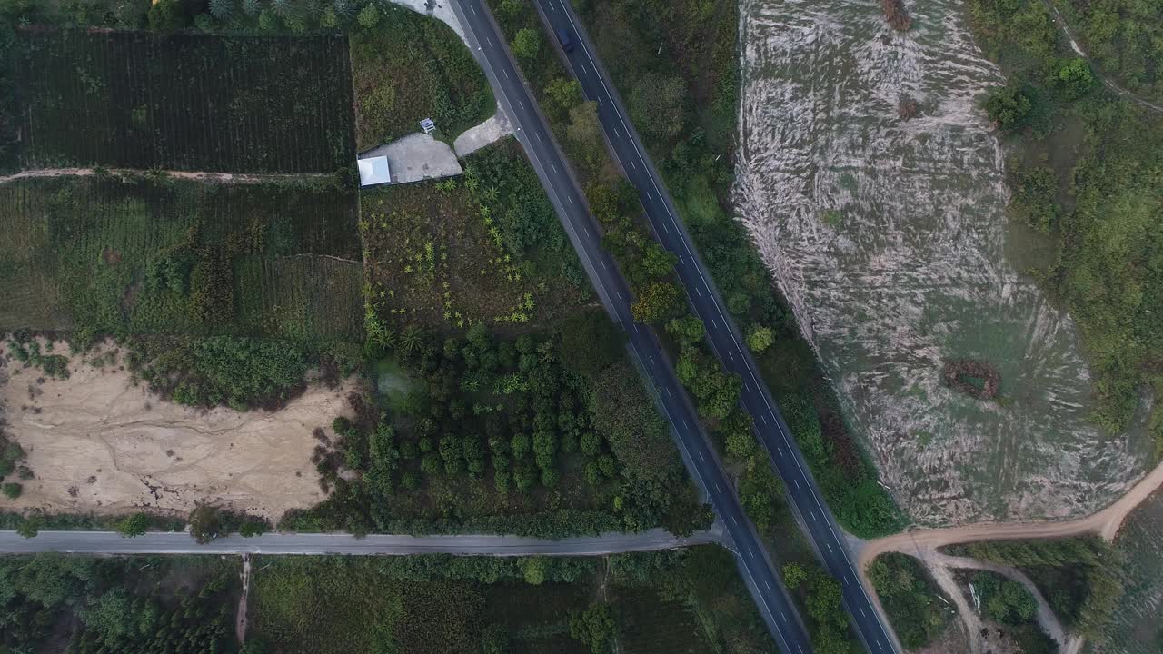 清晨用车辆在森林中移动鸟瞰乡村交通道路视频素材