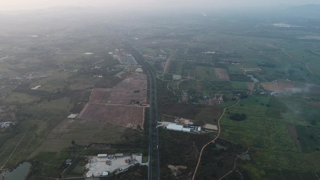 清晨用车辆在森林中移动鸟瞰乡村交通道路视频素材