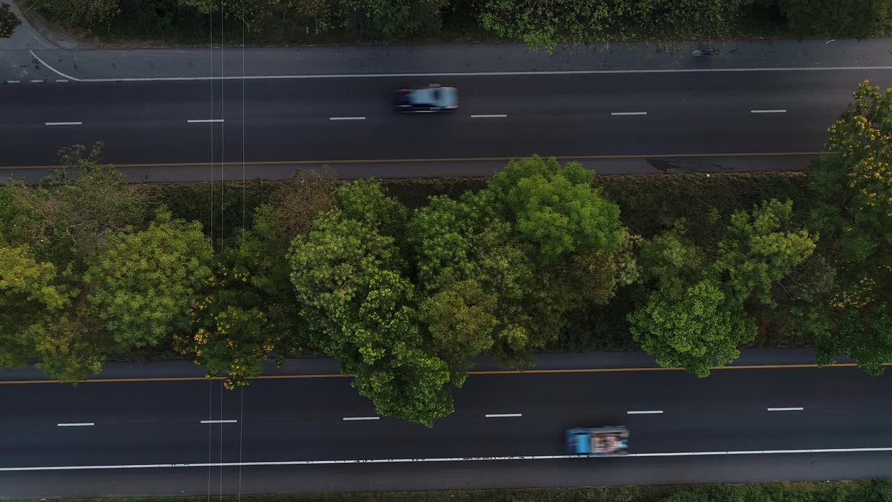 清晨用车辆在森林中移动鸟瞰乡村交通道路视频素材