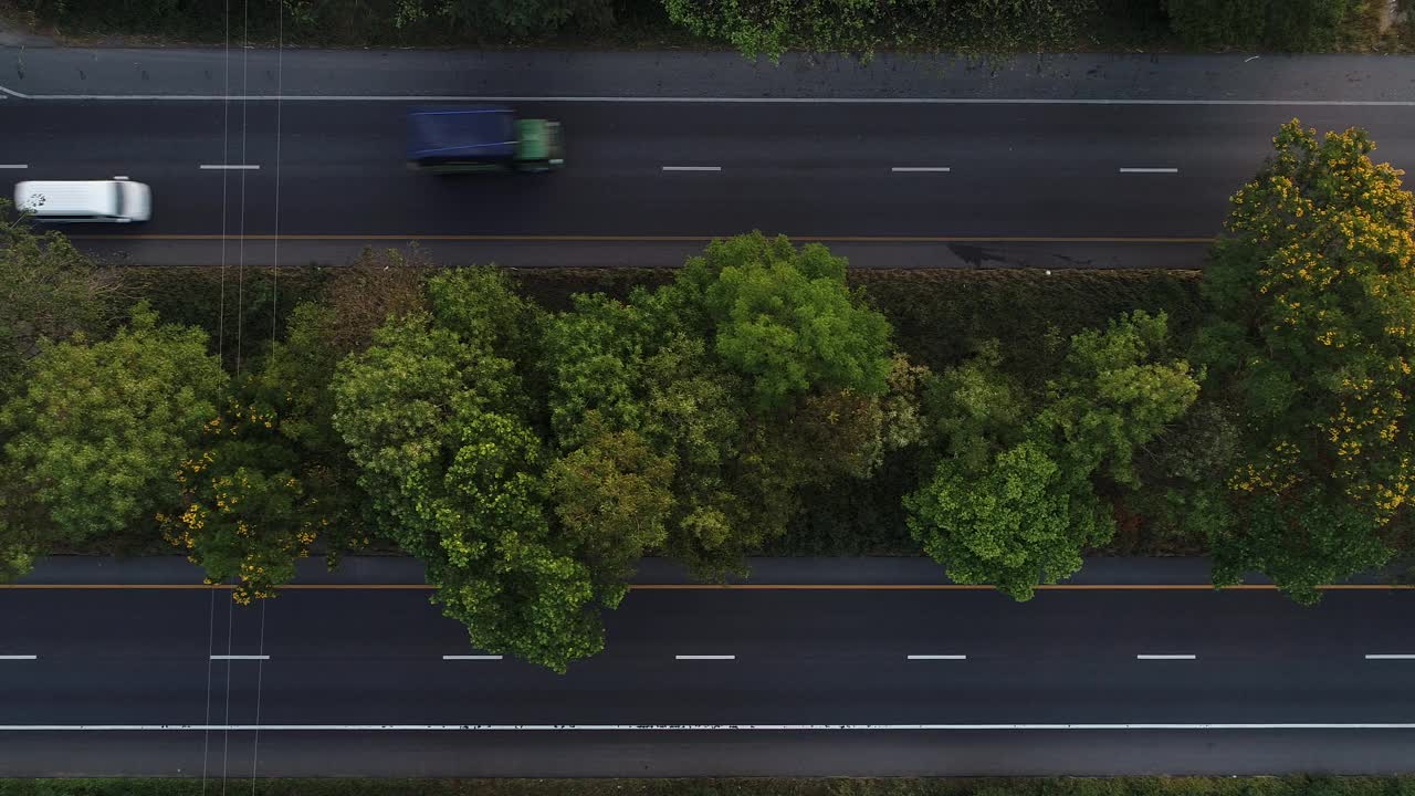 清晨用车辆在森林中移动鸟瞰乡村交通道路视频素材