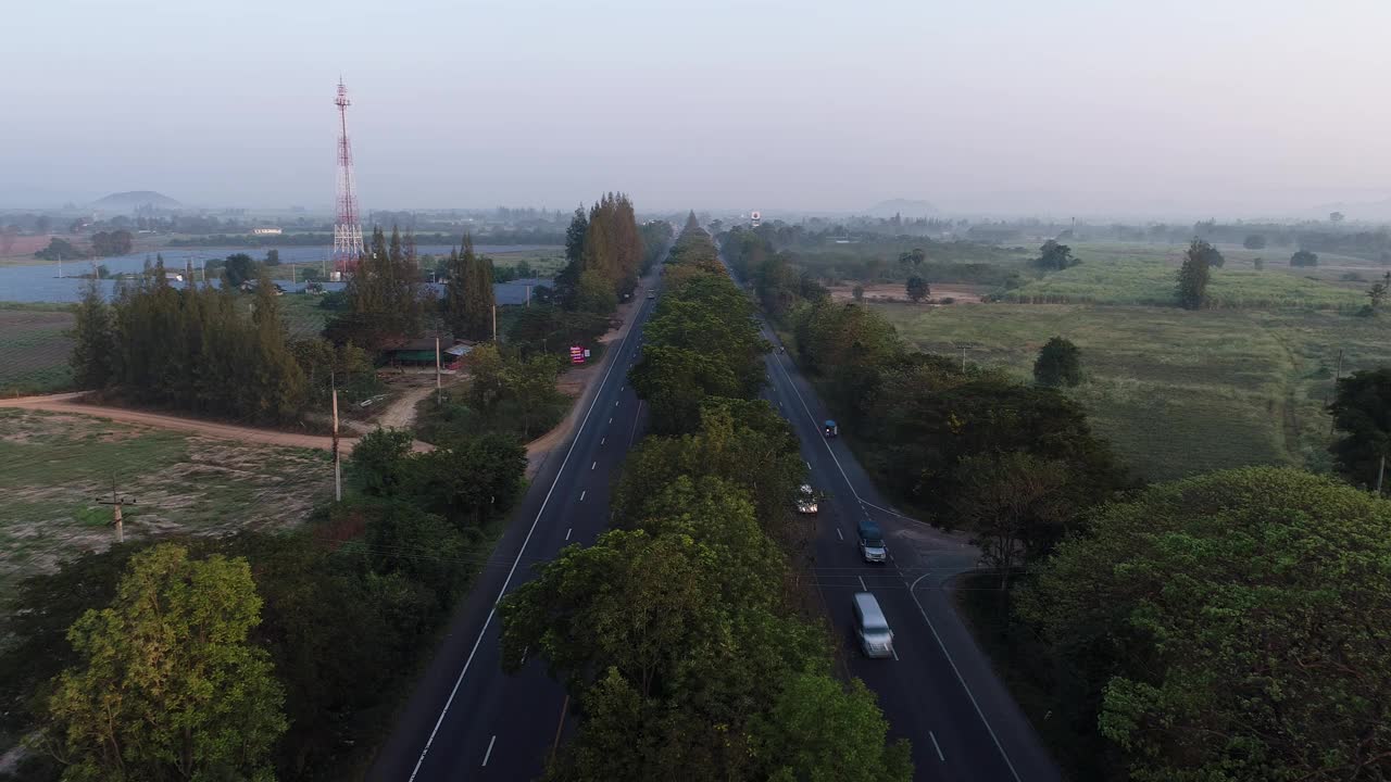 清晨用车辆在森林中移动鸟瞰乡村交通道路视频素材