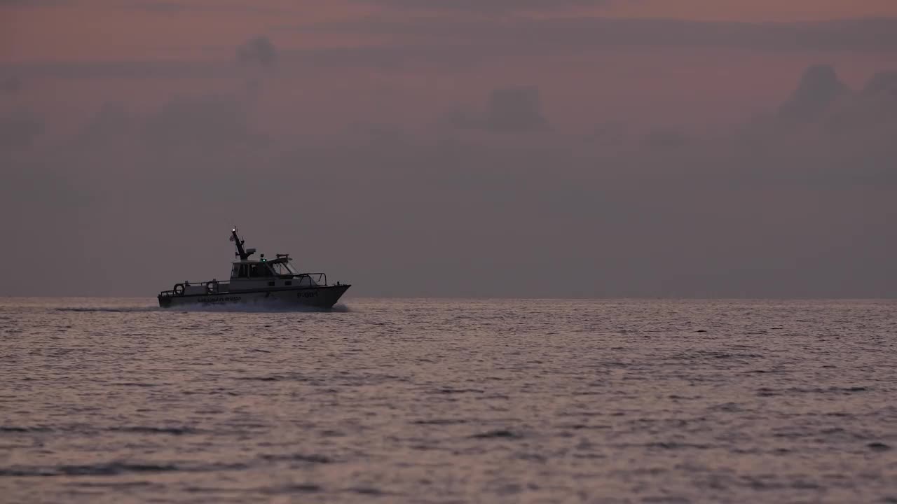 黑海的海岸警卫队船。视频下载