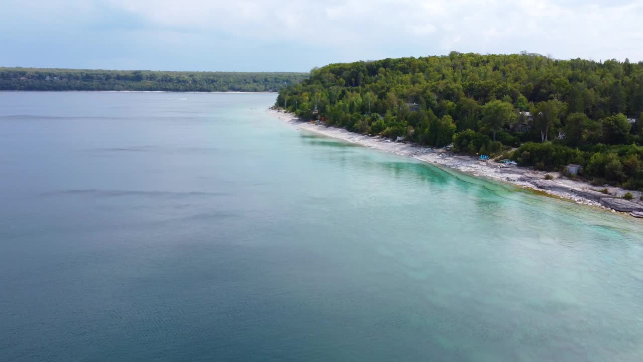 天堂般的海滩，湛蓝的海水。航拍无人机俯视图。视频素材