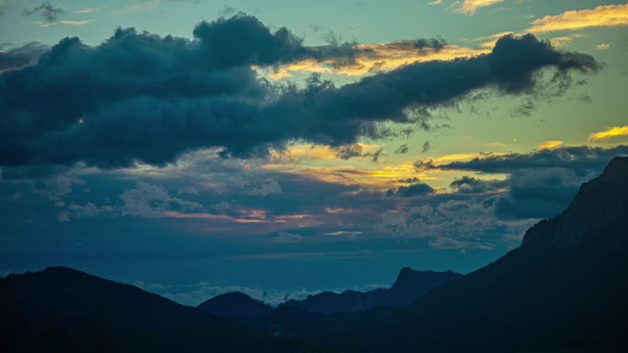 日落云景在奥地利阿尔卑斯山的时间流逝视频素材