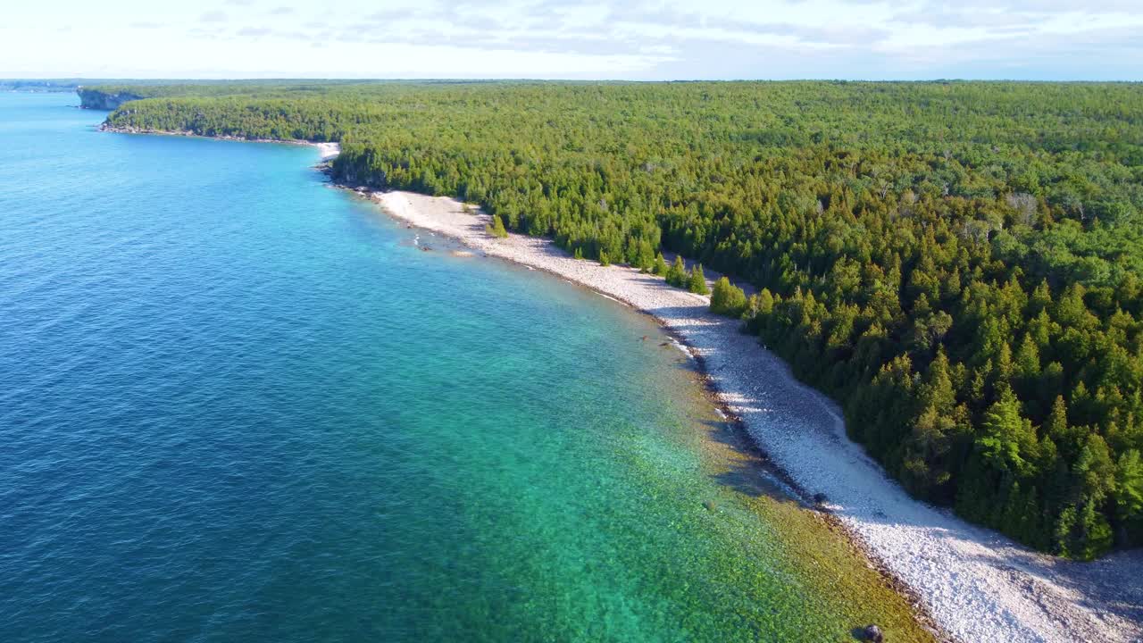 无人机拍摄的原始和风景如画的海岸线和北方森林格鲁吉亚湾位于安大略省，加拿大。视频素材