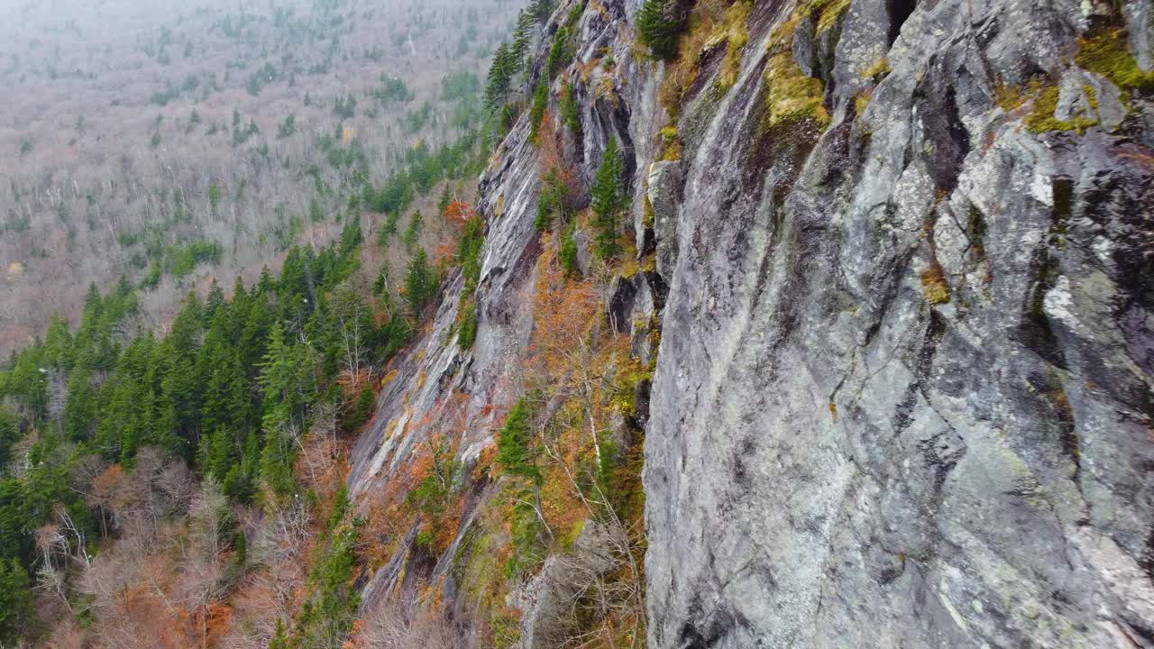 空中无人机拍摄在美国新罕布什尔州华盛顿山的悬崖附近视频素材