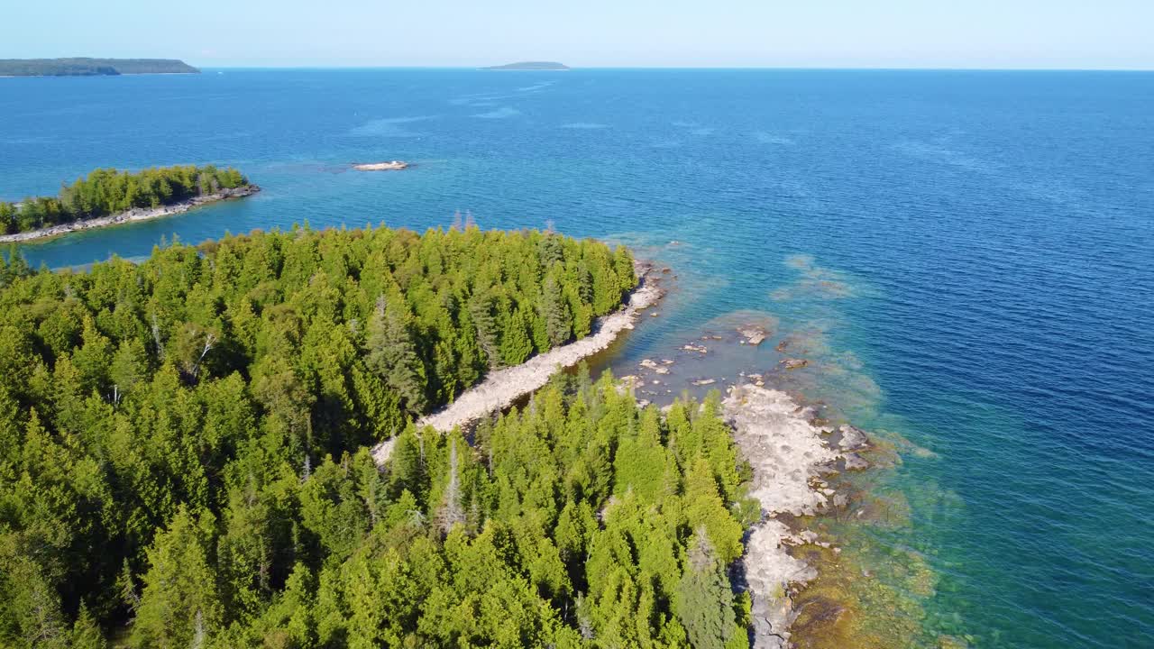 郁郁葱葱的松树和蓝色的海景在风景秀丽的格鲁吉亚湾在安大略省，加拿大。无人机航拍视频素材