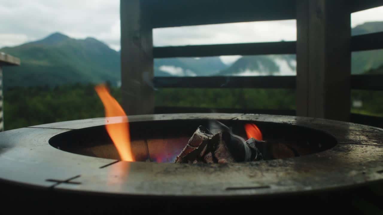 近距离拍摄的火与山的背景视频素材