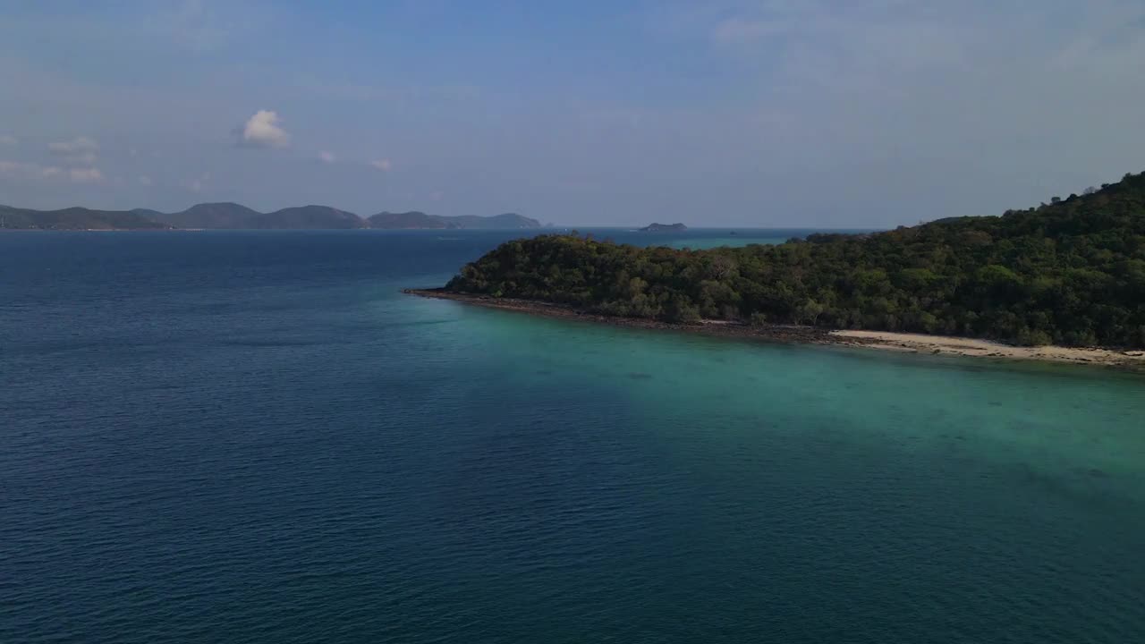 空中无人机视频的热带天堂异国情调的岛屿湾覆盖在石灰石树木与翡翠水晶清澈的海滩。视频下载