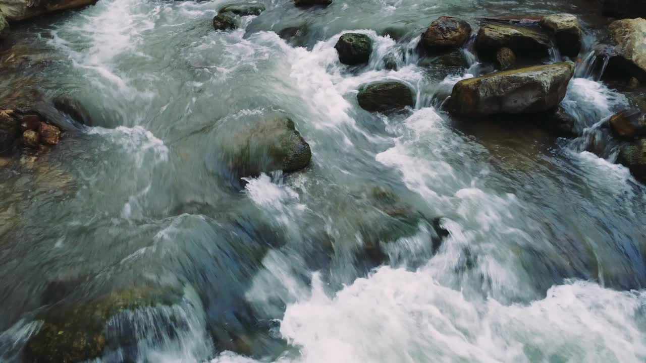 强大的水流在卡皮卡亚的山脉中流动，展示了干净的河流。清澈的水穿过多山的河流地形。卡皮卡亚河，象征着干净有力的山水。视频素材