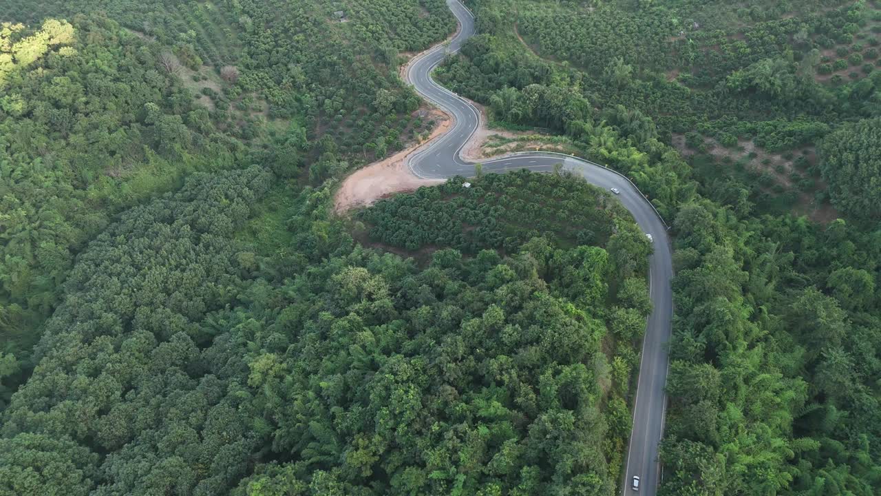 在泰国北部的清莱省，白色汽车行驶在山路上。视频素材