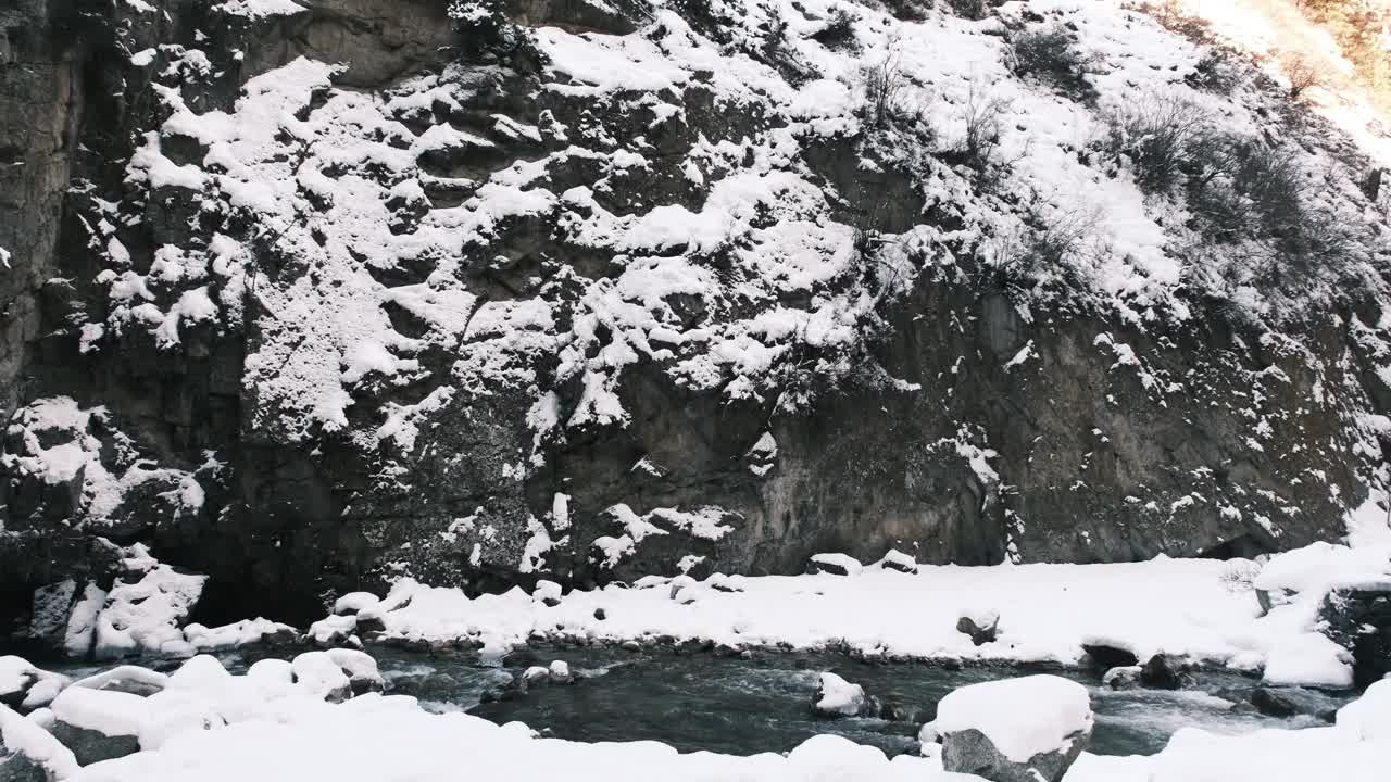 冬山峡谷里结冰的河流视频素材