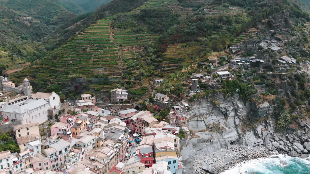 青山镇和韦尔纳扎镇，著名的五渔村。夏日白昼无人机拍摄视频素材