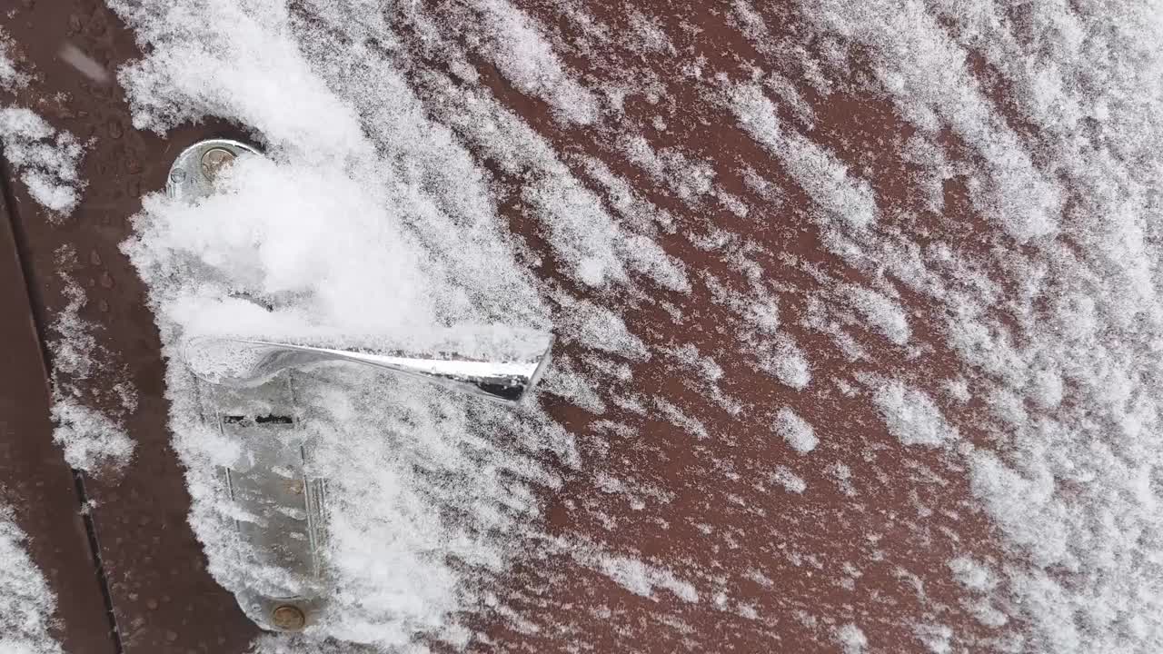 冬天被雪覆盖的门把手特写视频下载