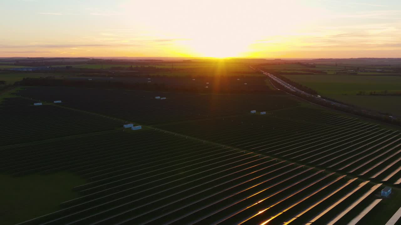 英国日落时太阳能农场的无人机/航拍片段视频素材