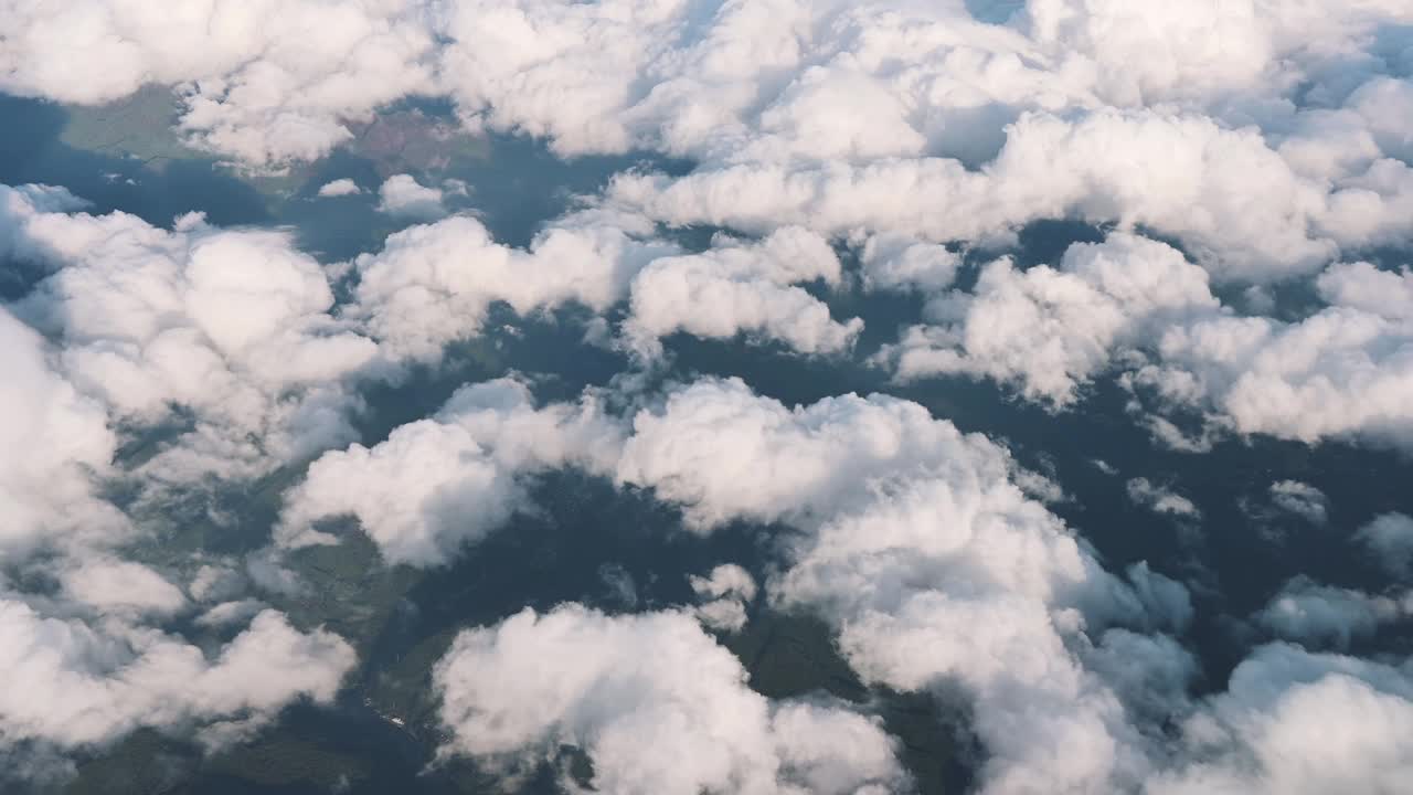 飞越日本的青山和自然多云的天空视频素材