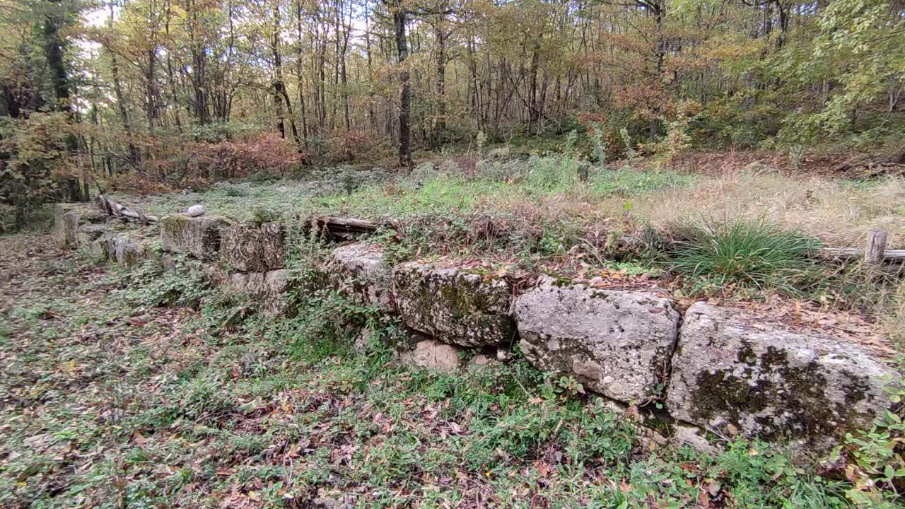 巴拉内洛-瓦伊拉诺山上古代萨姆奈特人城市的遗迹视频素材