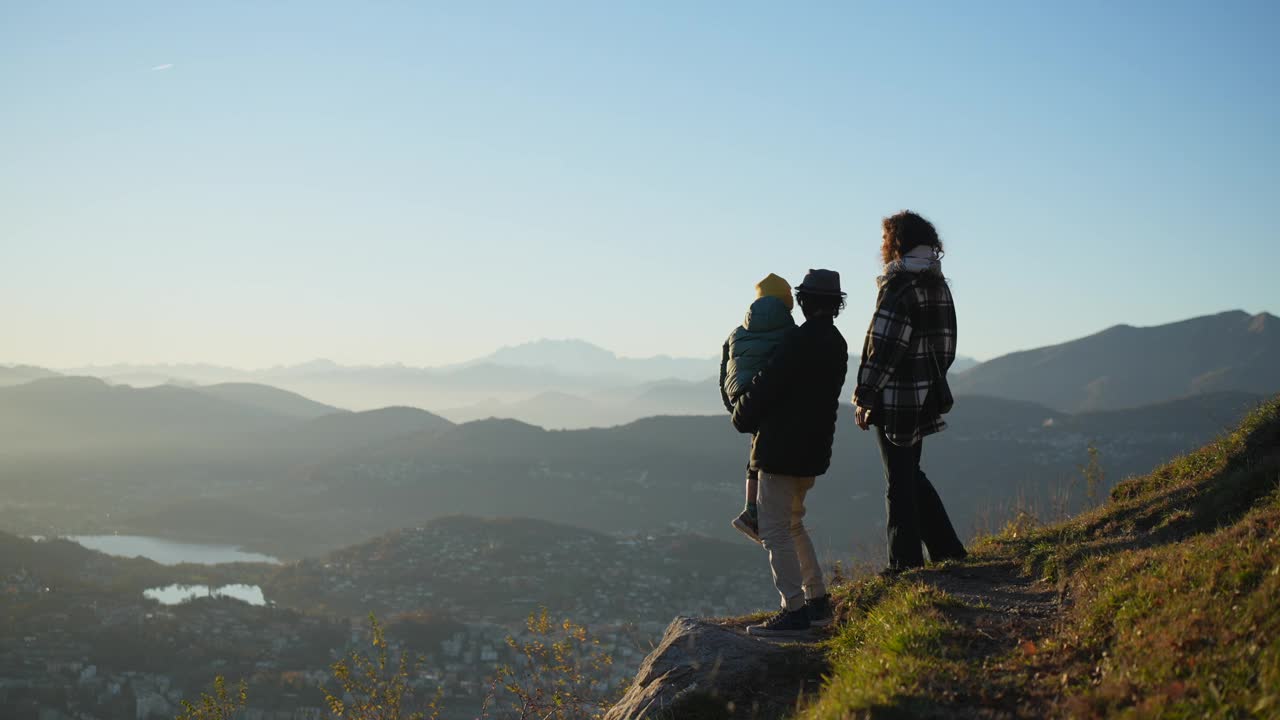 一家人在山顶一起欣赏风景视频下载