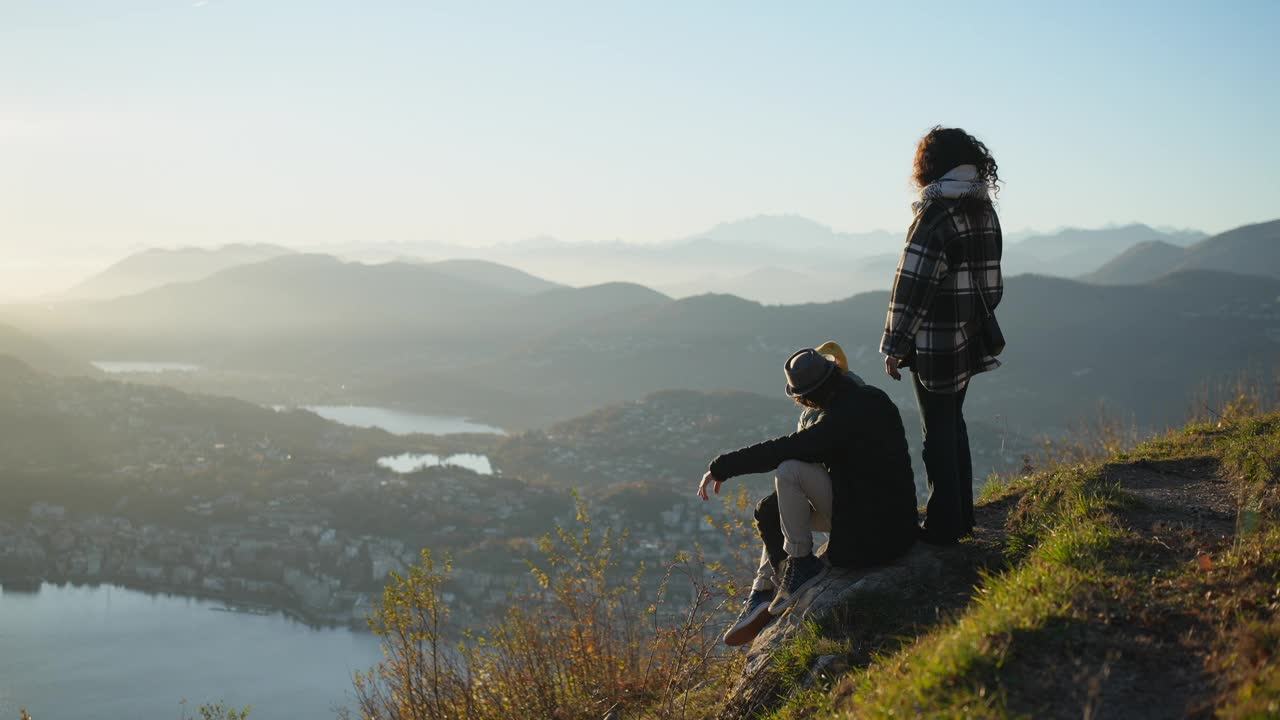 一家人在山顶一起欣赏风景视频下载