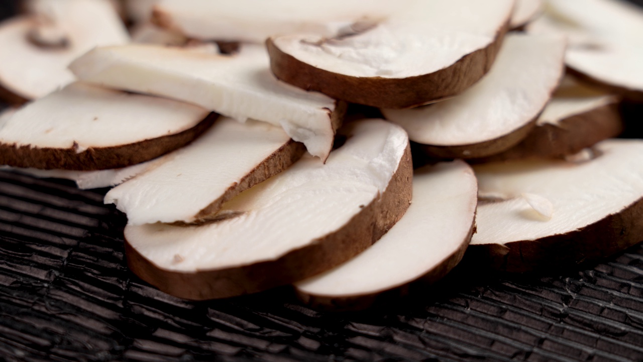 切成片的棕色可食用的portobello champignon蘑菇。意大利美食新鲜食材近距离拍摄。旋转视频素材